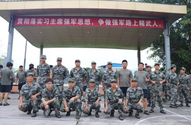 保卫祖国的战斗队，建设祖国的排头兵